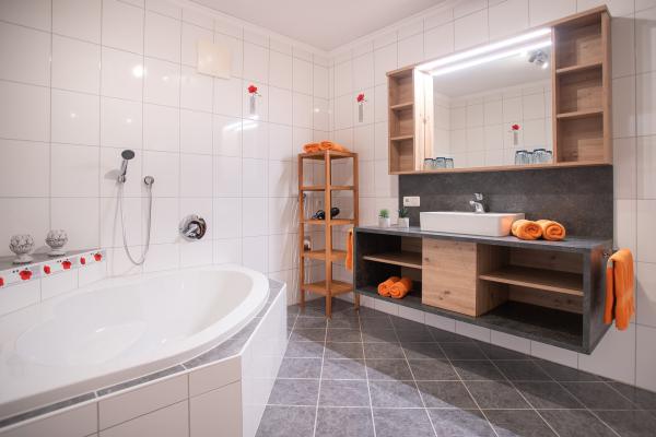 Badezimmer mit Badewanne